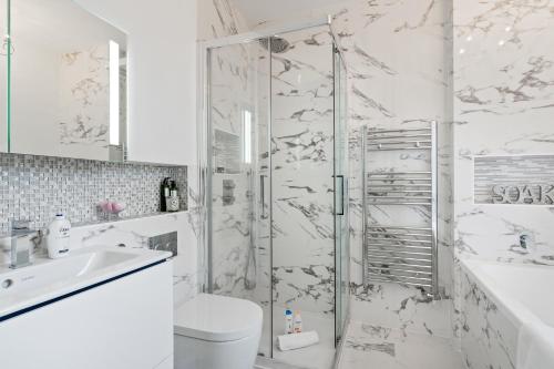 Lovely Newly-Renovated 3 bed 2 bath in Fulham - image 2