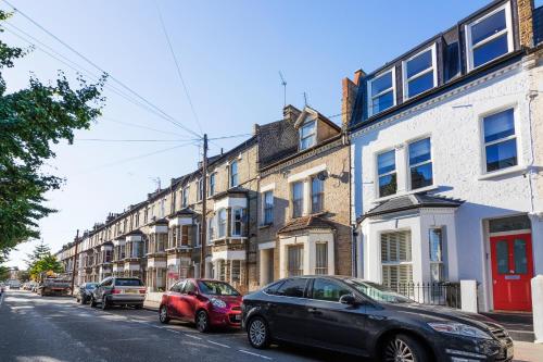 Lovely Newly-Renovated 3 bed 2 bath in Fulham - image 11