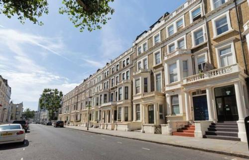 Gorgeous 1 Bedroom in Earl's Court with Vintage Furniture, London