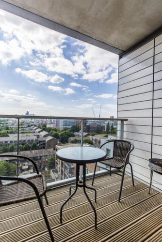Modern 1 Bedroom Apartment Near Canary Wharf with Balcony