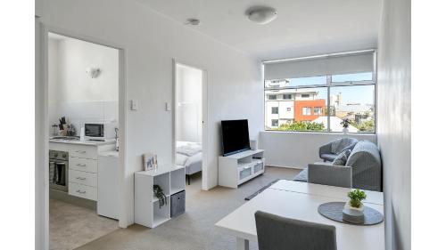 Quaint 1BD on the doorstep of Manly Beach - image 9
