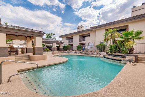Luxury BiltmoreCondo - 32nd and Camelback - Biltmore Golf Course – khách sạn tại Camelback Corridor