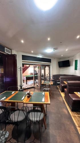 Shanahans B&B with Sports Bar in 네첼스