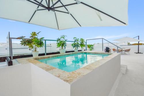 Luxury penthouse with a hot tub 3 minutes from the beach
