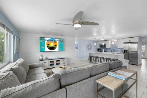 Waterfront oasis with NEW POOL and kayaks in Hernando Beach, USA