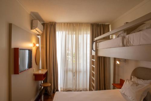 2 twin beds, 1 bunk bed