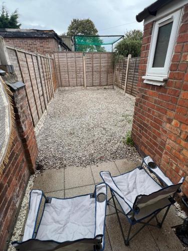 Stylish home Sleeps 4 Close to CBS Arena & City Centre with Garden in Foleshill