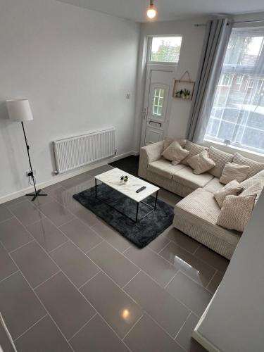 Stylish home Sleeps 4 Close to CBS Arena & City Centre with Garden in Foleshill