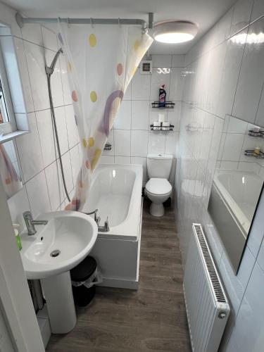 Stylish home Sleeps 4 Close to CBS Arena & City Centre with Garden in Foleshill