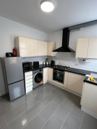 Stylish home Sleeps 4 Close to CBS Arena & City Centre with Garden in Foleshill