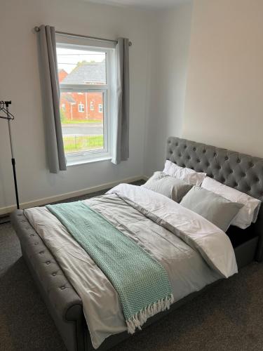 Stylish home Sleeps 4 Close to CBS Arena & City Centre with Garden in Foleshill
