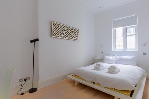 Knightsbridge 1BD Flat with Private Balcony - image 5