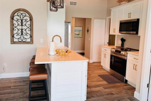 Waterfront Home, 5 bedrooms, Heated Pool, Sunsets! in Weeki Wachee (FL)
