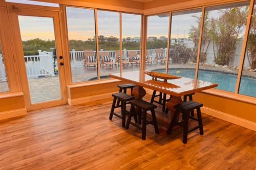 Waterfront Home, 5 bedrooms, Heated Pool, Sunsets! in Weeki Wachee (FL)