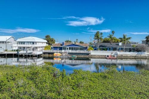 Waterfront Home, 5 bedrooms, Heated Pool, Sunsets! in Weeki Wachee (FL)
