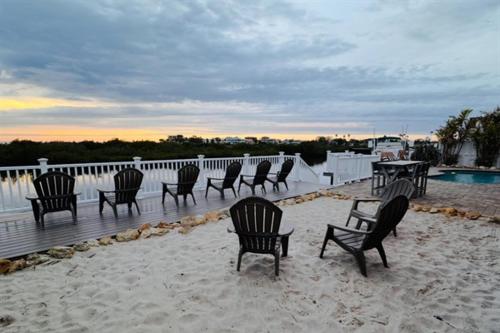 Waterfront Home, 5 bedrooms, Heated Pool, Sunsets! in Weeki Wachee (FL)