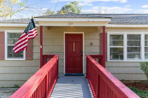 บริการและสิ่งอำนวยความสะดวก, Rose Drive Roost 2 near พิพิธภัณฑ์มูลนิธิการบินเซาธ์เทิร์น