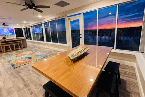 Waterfront Home, 5 bedrooms, Heated Pool, Sunsets! in Weeki Wachee (FL)