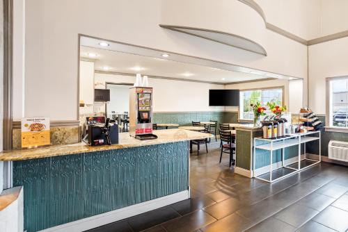 อาหารและเครื่องดื่ม, เกสต์เฮาส์ อินน์ แอนด์ สวีท เคลโซ ลองวิว (GuestHouse Inn and Suites Kelso Longview) in เคลโซ (WA)