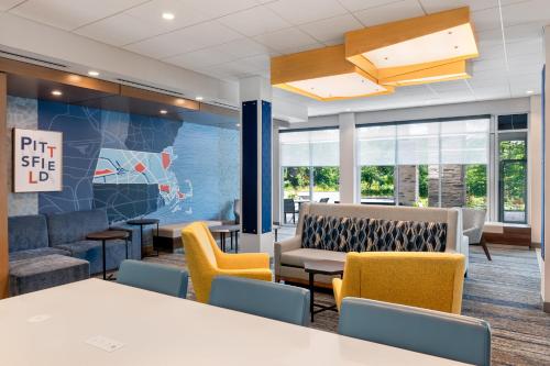 Exterior view, Holiday Inn Express & Suites Pittsfield Berkshires By IHG in Pittsfield (MA)