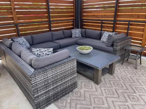 บริการและสิ่งอำนวยความสะดวก, 3 Bedroom Industrial Loft, shared Pavilion & Yard near ศูนย์เอที&ที