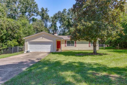 Quiet and Convenient Tallahassee Home, 4 Mi to Lake! in Perkins