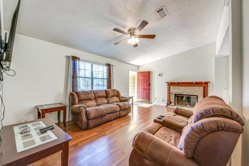 Quiet and Convenient Tallahassee Home, 4 Mi to Lake! in 帕金斯