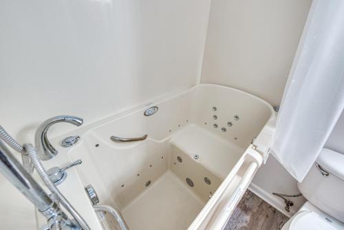 Quiet and Convenient Tallahassee Home, 4 Mi to Lake! in Perkins