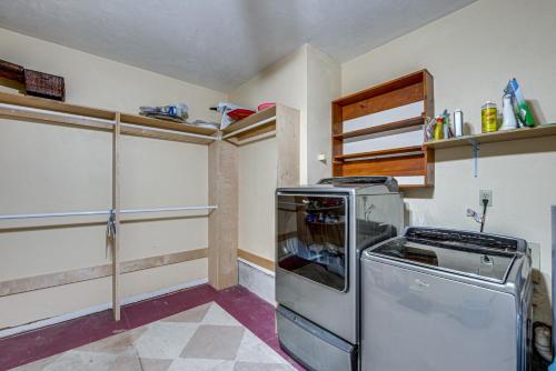 Quiet and Convenient Tallahassee Home, 4 Mi to Lake! in Perkins