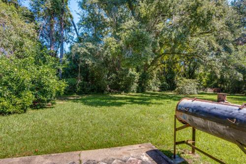 Quiet and Convenient Tallahassee Home, 4 Mi to Lake! in Perkins