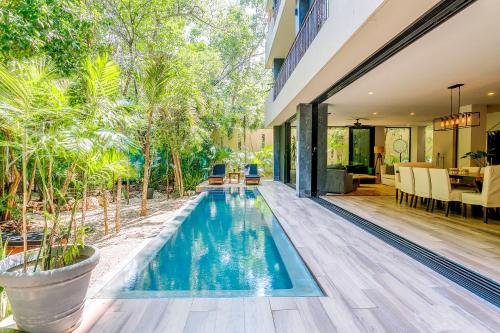 Luxurious Oasis Jacuzzi with Art Gallery and Pool, Tulum