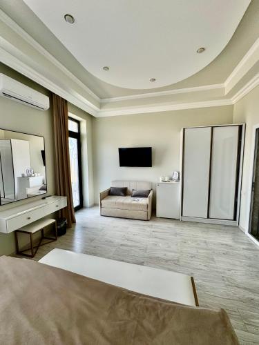 1 king bed, 1 twin bed, 1 sofa bed