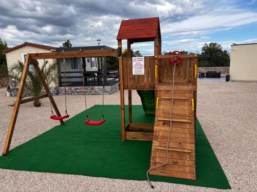 Auto-kamp Dvije suze 4 in 德里諾維錫