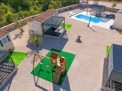 Auto-kamp Dvije suze 4 in 德里諾維錫