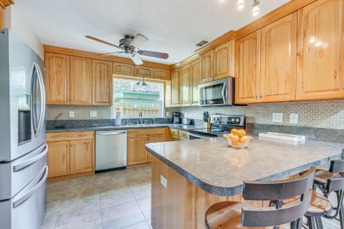 New Port Richey Home with Charcoal Grill Near Hiking in New Port Richey, USA