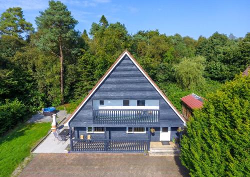 . Large Newly Refurbished Lakeside Chalet With Optional Private Hot Tub