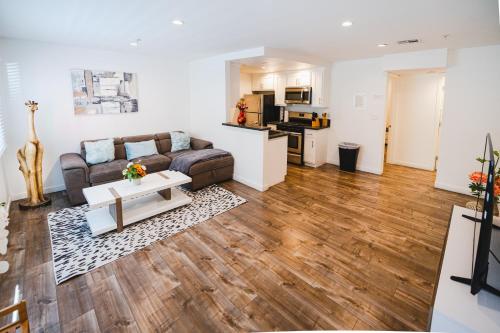 Modern 1BR Apartment with Parking near Hollywood & Koreatown