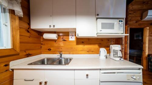 Muskoka Lakeview Cottage - Pier 100 #40 in Windermere (ON)