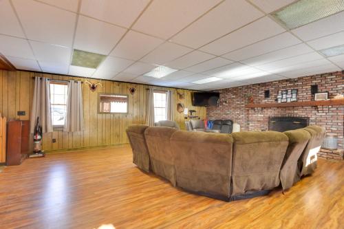 Serene Saxton Lodge 7 Mi to Lake Raystown! in Johnstown (PA)