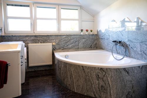 浴室, Dachgeschosswohnung mit Klimaanlage-15min vom Europa Park entfernt in 肯辛根