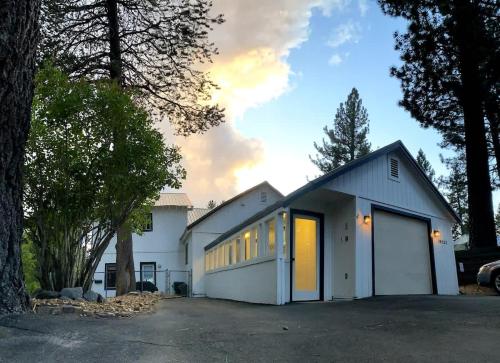Family Friendly Charming Truckee Getaway Walk to Shops & Dining