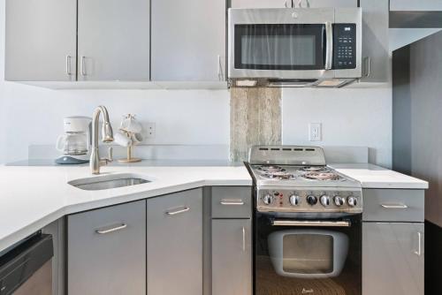 keuken, DTX Condo Near Downtown No. 312 in Cedars