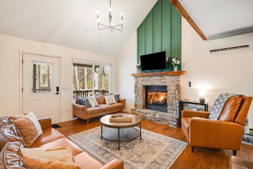 Maggie Valley Mountain Escape with Fire Pit and Deck in Maggie Valley, USA