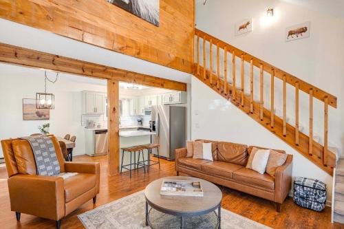 Maggie Valley Mountain Escape with Fire Pit and Deck in Maggie Valley, USA