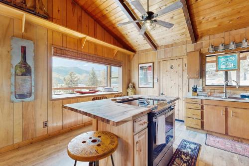 Lakefront Cabin Retreat Cabin A in Vallecito, USA
