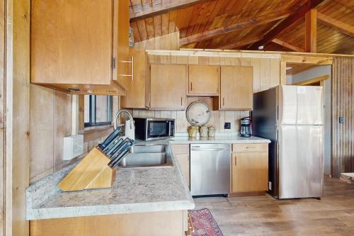 Lakefront Cabin Retreat Cabin A in Vallecito, USA