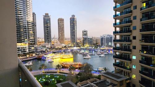 Sparkle Tower by Swarovski, Full Marina View, 2min JBR & Metro, Sleeps 4, Dubai (photo 10)