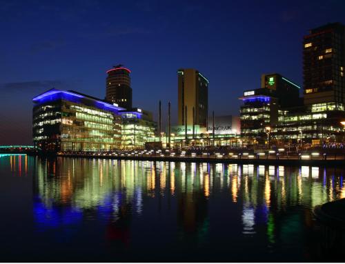 Rest&Recharge at a Luxury Retreat in Manchester - Sleeps 11, 5 Bedrooms, 3 Bathrooms, Free Parking, Manchester (photo 4)