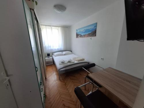Slatka sobica za dvoje sa upotrebom zajednicke kuhinje i kupaonice 5