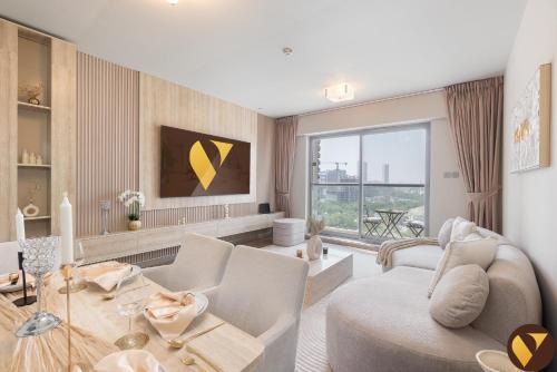 Vogue Vacation Homes, Jeewar JVC near Circle Mall, One Bedroom Apartment with Balcony and Park view, Access to all Amenities, Dubái